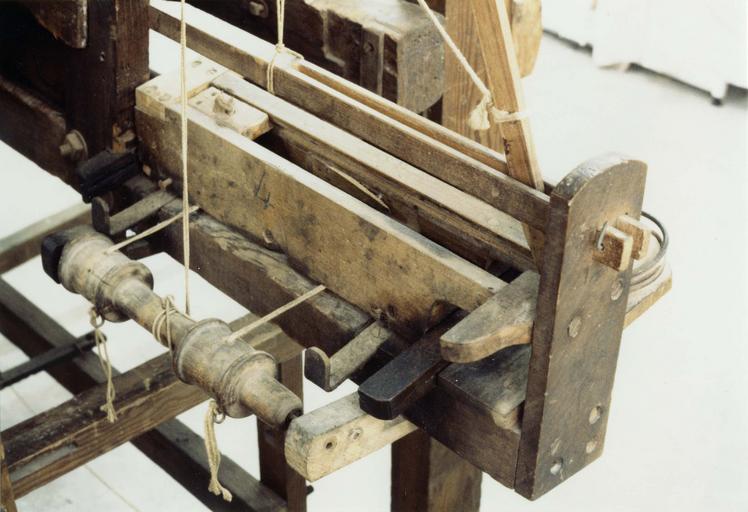 métier à tisser, boîte pour deux navettes et commande de boîte - © Ministère de la Culture (France), Médiathèque du patrimoine et de la photographie (objets mobiliers), tous droits réservés