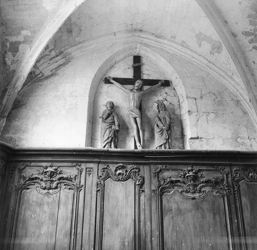 Groupe sculpté : Christ en croix entre la Vierge et saint Jean (le)