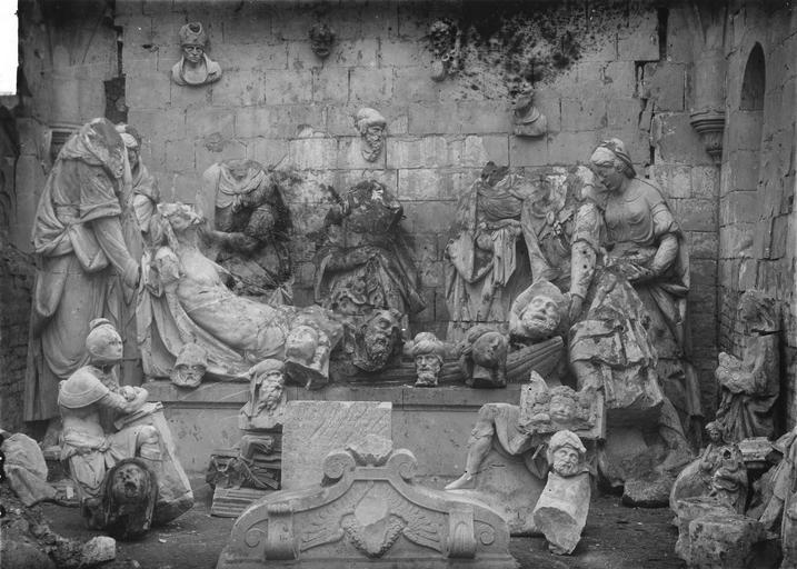 groupe sculpté : La Mise au tombeau, pierre, fin 16e siècle - © Ministère de la Culture (France), Médiathèque du patrimoine et de la photographie (objets mobiliers), tous droits réservés