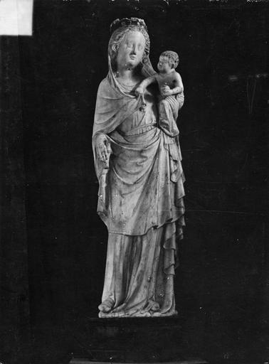 statue : Vierge à l'Enfant, marbre, 14e siècle - © Ministère de la Culture (France), Médiathèque du patrimoine et de la photographie (objets mobiliers), tous droits réservés