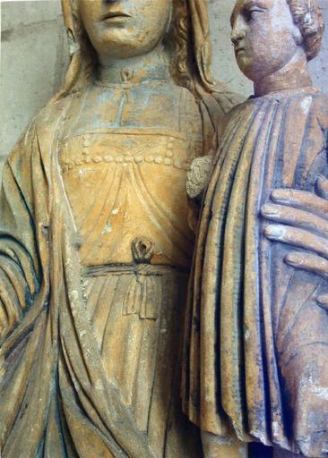 statue : Vierge à l'Enfant, détail du vêtement - © Ministère de la Culture (France), Médiathèque du patrimoine et de la photographie (objets mobiliers), tous droits réservés