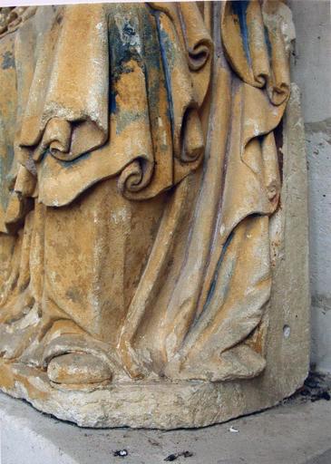 statue : Vierge à l'Enfant, détail des plis en partie basse - © Ministère de la Culture (France), Médiathèque du patrimoine et de la photographie (objets mobiliers), tous droits réservés