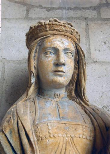 statue : Vierge à l'Enfant, détail du visage et du buste de la Vierge