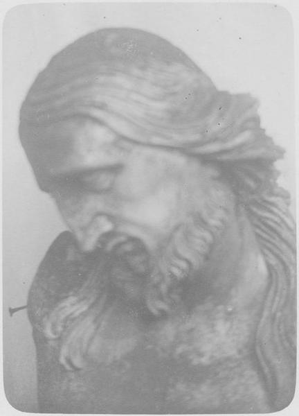 statue : Christ en croix, détail du visage - © Ministère de la Culture (France), Médiathèque du patrimoine et de la photographie (objets mobiliers), tous droits réservés
