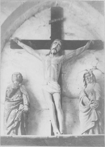 groupe sculpté : Christ en croix entre la Vierge et saint Jean (le), vue générale