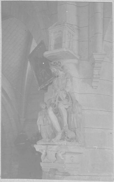 groupe sculpté : Christ de Pitié avec donateur, vue générale - © Ministère de la Culture (France), Médiathèque du patrimoine et de la photographie (objets mobiliers), tous droits réservés