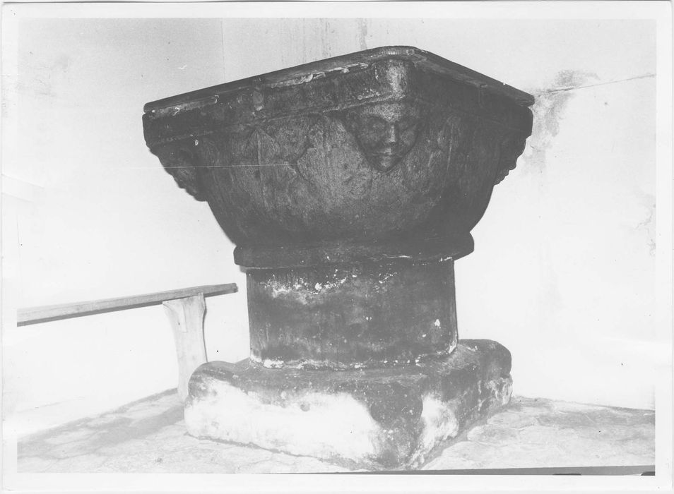 fonts baptismaux, vue générale - © Ministère de la Culture (France), Médiathèque du patrimoine et de la photographie, diffusion RMN-GP