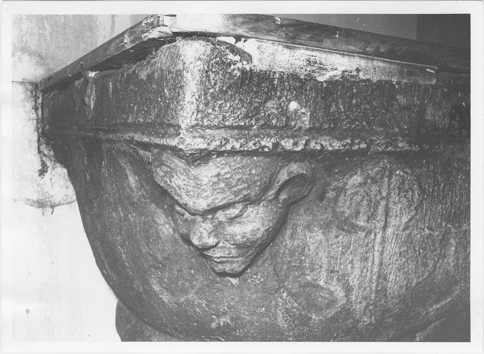 fonts baptismaux, vue générale - © Ministère de la Culture (France), Médiathèque du patrimoine et de la photographie, diffusion RMN-GP