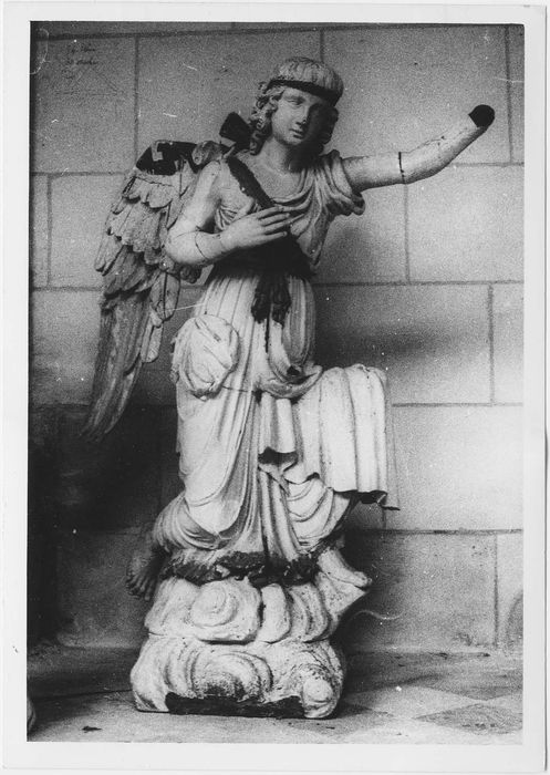 Deux statues d'anges (provenant de deux chapelles de la cathédrale)