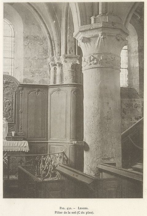 Ensemble du mobilier de la chapelle des fonts baptismaux : lambris de revêtement (boiseries), retable, autel, fonts baptismaux, grilles de clôture