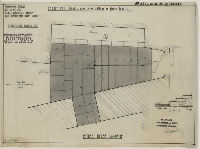 Aménagement du musée lapidaire, entrée est, détail escalier et dallage en pierres de taille. Attachement figuré n°3.