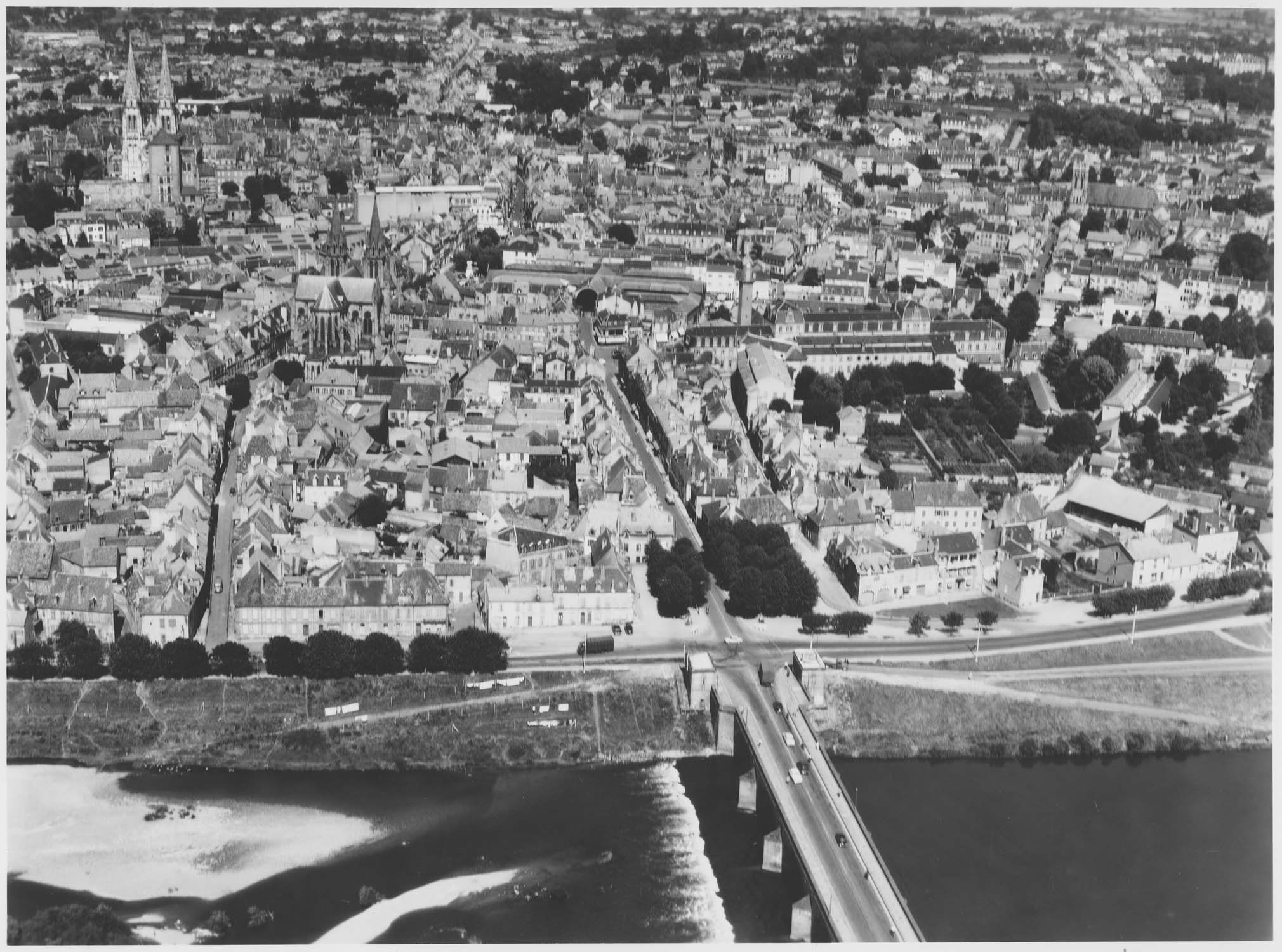 La ville avec le pont et la cathédrale