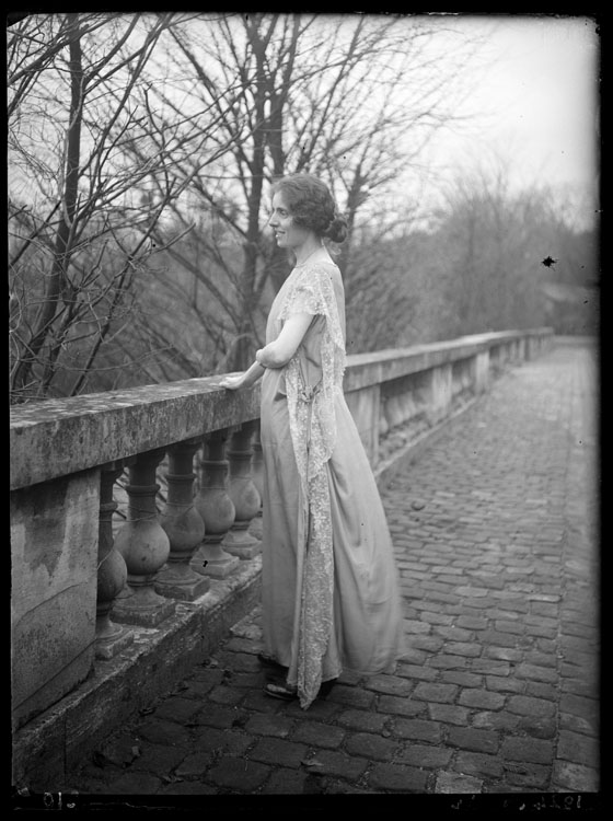 Marguerite Baldet debout le long de la balustrade de la terrasse