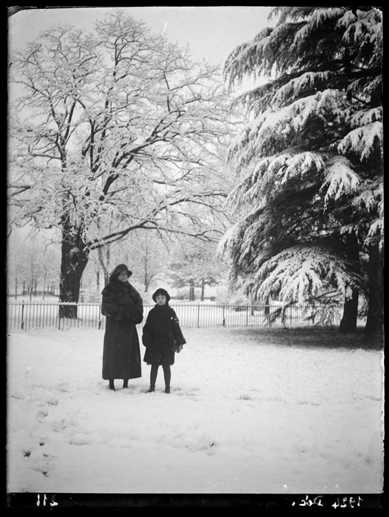 Marguerite et Jeannette Baldet dans les jardins enneigés