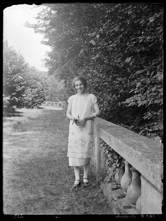 Marguerite Baldet accoudée à la balustrade de la terrasse