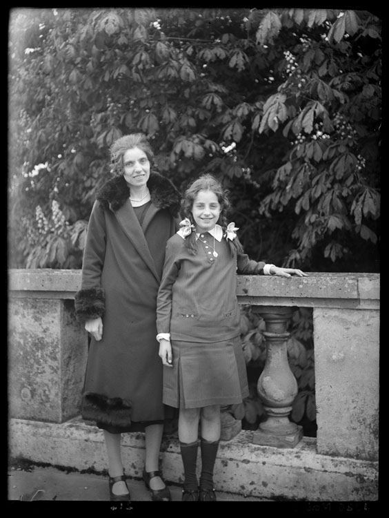 Marguerite et Jeannette Baldet à la balustrade de la terrasse