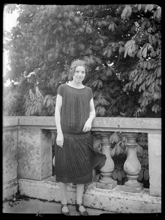 Marguerite Baldet adossée à la balustrade de la terrasse