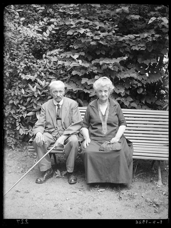 Parents de Fernand Baldet assis sur un banc