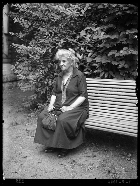 Mère de Fernand Baldet assise sur un banc