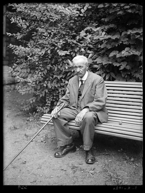 Père de Fernand Baldet assis sur un banc