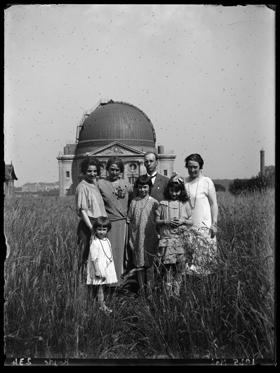 Famille Baldet et famille Thomas Royds devant la grande coupole