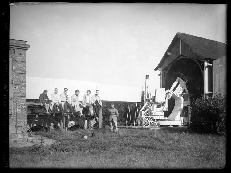 Observateurs au grand sidérostat après l’éclipse de soleil