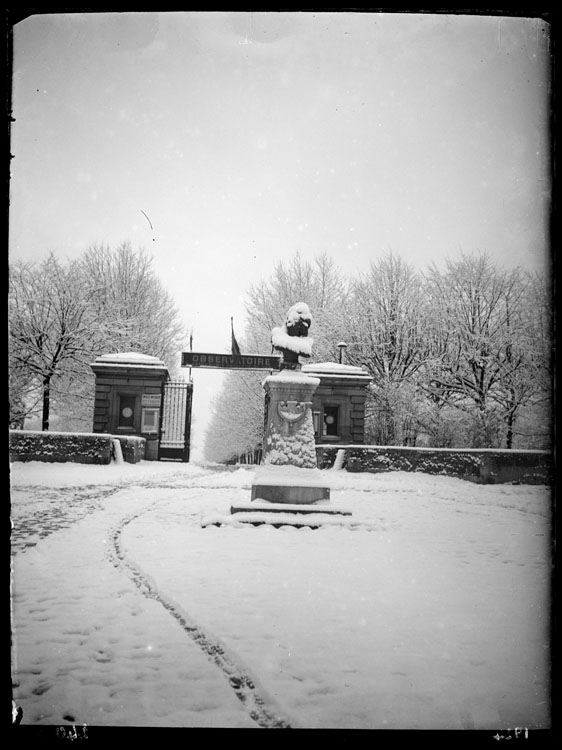 Entrée de l’observatoire sous la neige