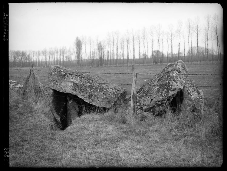 Dolmen du Berceau avec Jeannette Baldet à l'intérieur