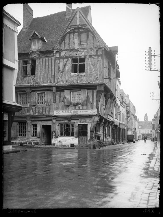 Façade munie d’enseignes de commerce côté rue