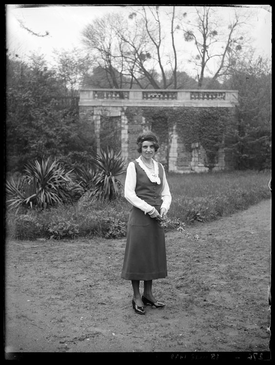 Marguerite Baldet au fond de mur