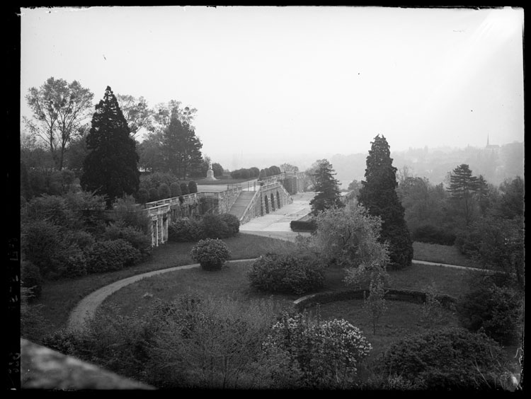 Vue panoramique de l’orangerie et de son parterre