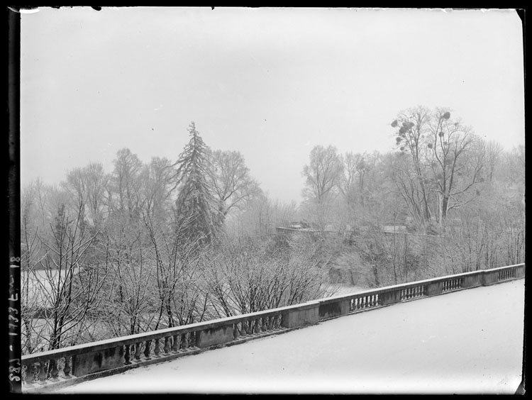 Paysage de neige pris de la fenêtre de l’appartement familial, côté sud