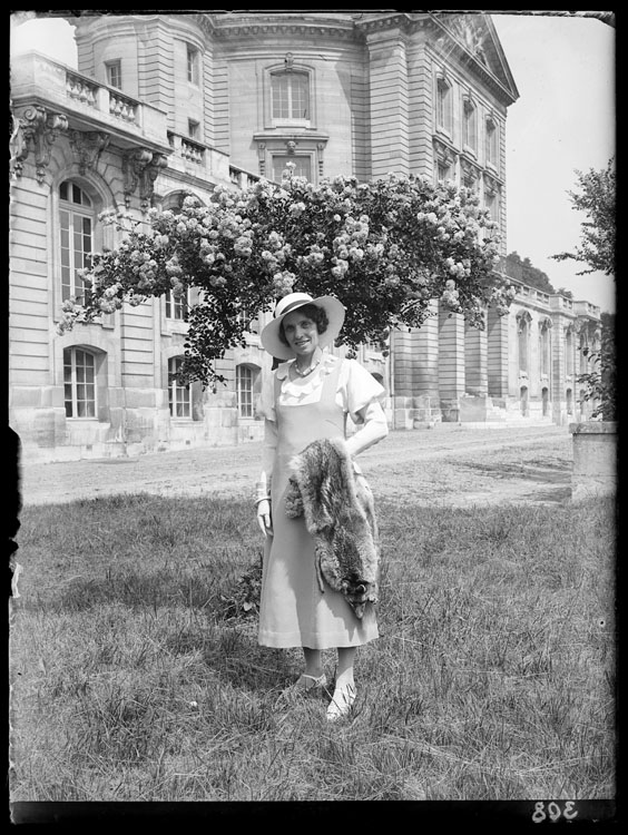 Marguerite Baldet sous le rosier