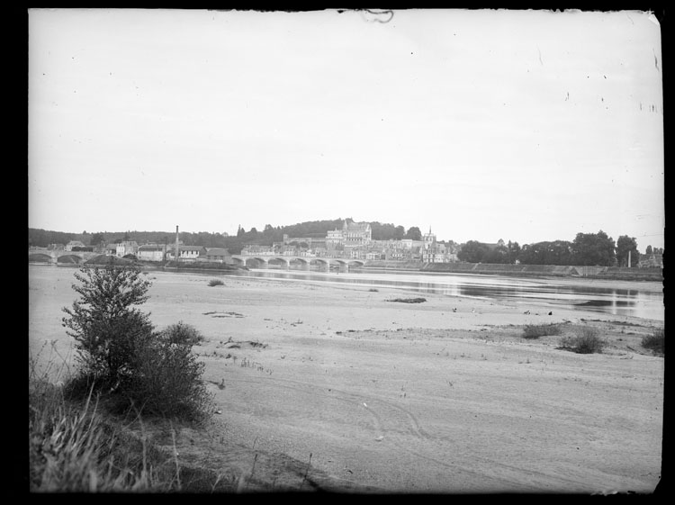 Château vu de la rive opposée de la Loire