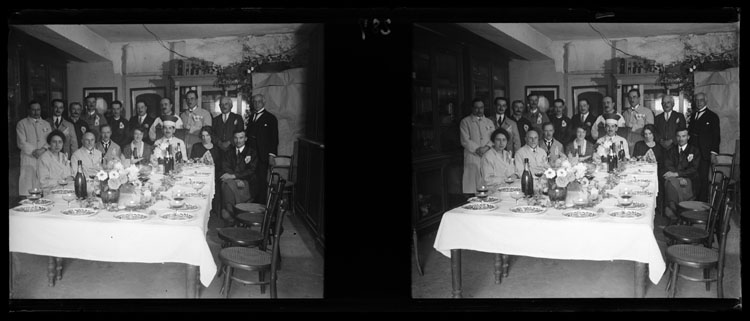 Fête organisée en l’honneur du doctorat de Bernard Lyot : personnel de l’observatoire autour d’une table