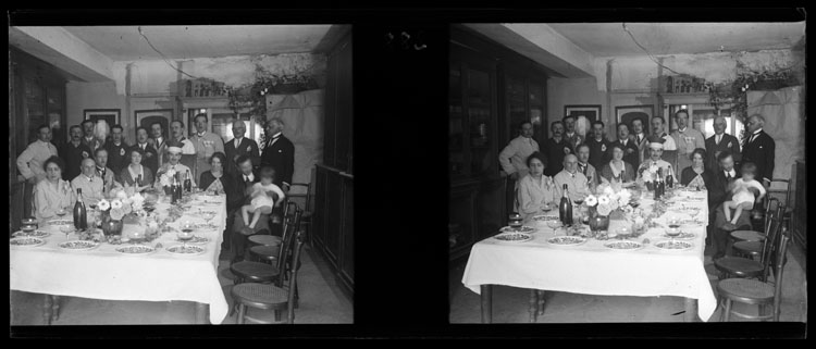 Fête organisée en l’honneur du doctorat de Bernard Lyot : personnel de l’observatoire autour d’une table