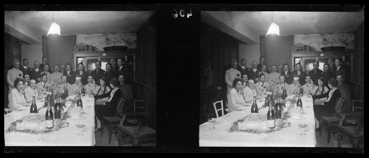 Fête organisée en l’honneur du doctorat de Lucien d’Azambuja : personnel de l’observatoire autour d’une table