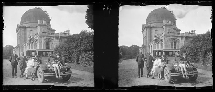 M. et Madame Van Biesbroeck en visite à l’observatoire : l’automobile, le jour du départ