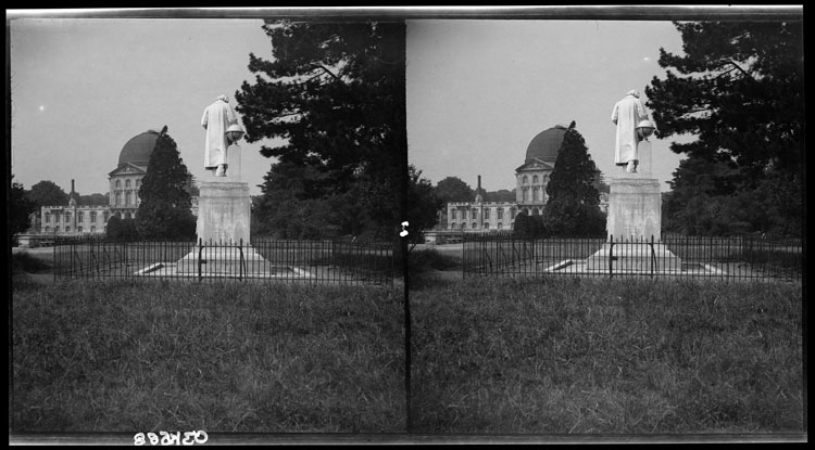 Observatoire et statue de Jules Janssen vue de dos à 10 mètres