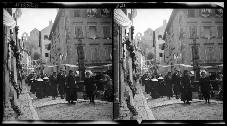 Passants et religieuses descendant la rue des Tables