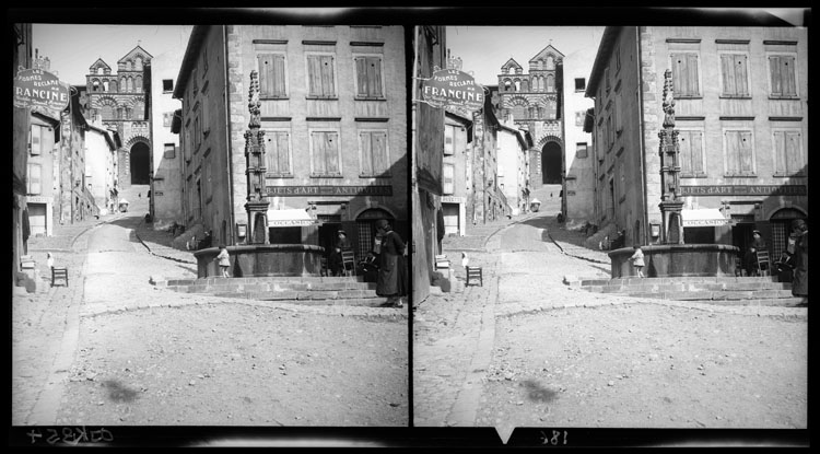 Rue des Tables : fontaine et cathédrale