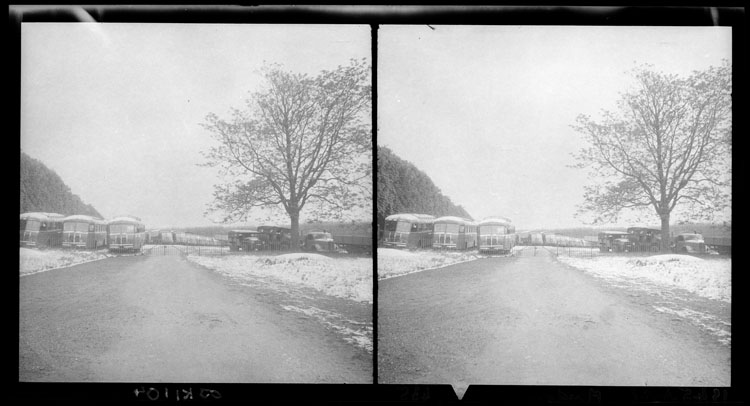 Première terrasse : parc d’automobiles sous la neige