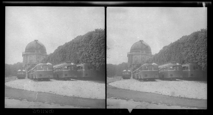 Première terrasse : parc d’automobiles sous la neige et coupole