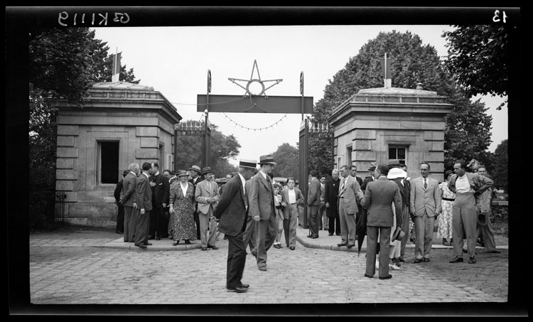 Arrivée des congressistes à la grille de l’observatoire