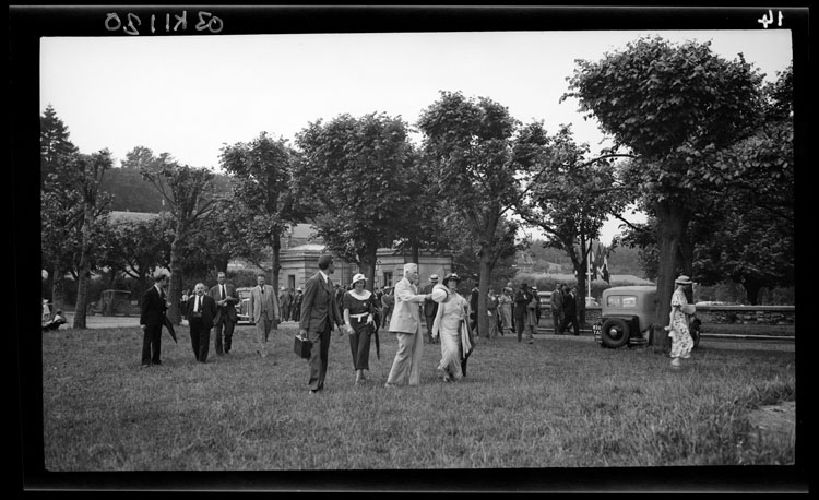 Congressistes se promenant sur la pelouse à l’entrée de l’observatoire