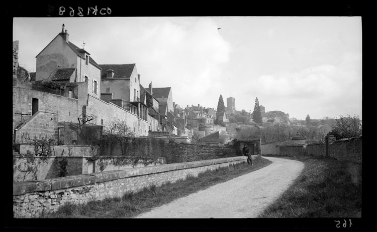 Chemin de ronde à l’est : abreuvoir et ville