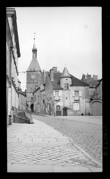 Place de l’Église : maison à tourelle et tour de l’horloge