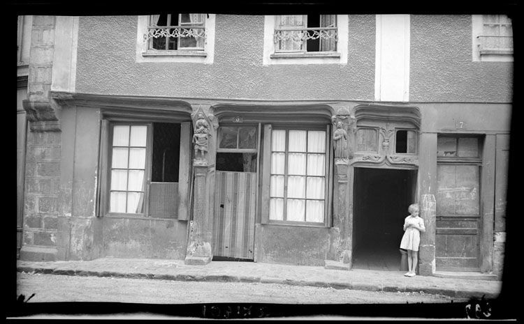 Façade à pans de bois du rez-de-chaussée ornée de poutres sculptées