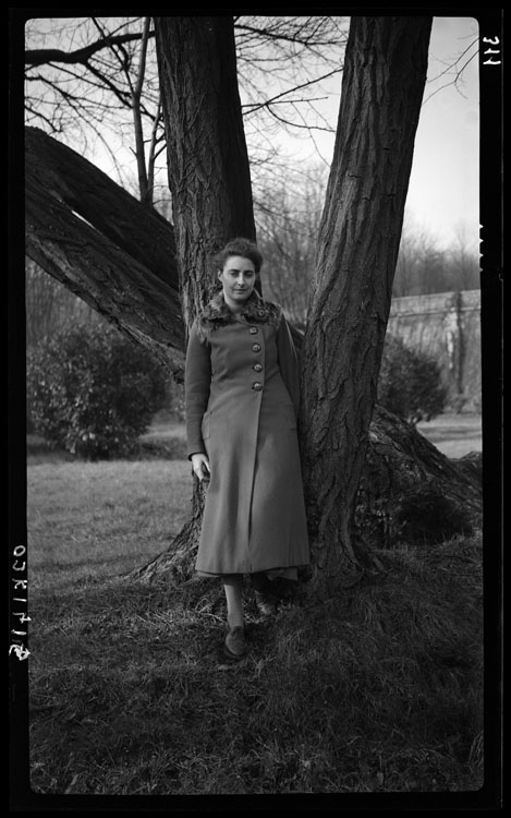 Jeannette Baldet au pied d’un arbre