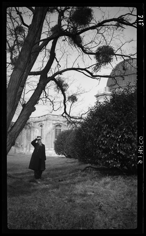 Fernand Baldet au pied d’un arbre